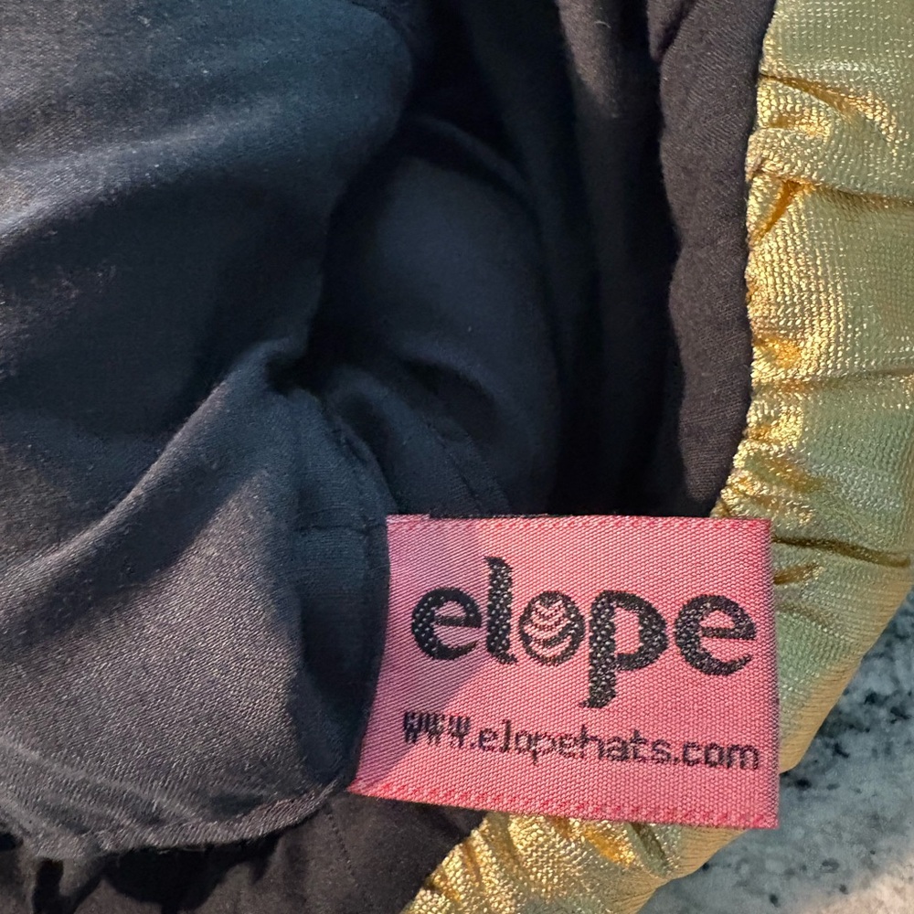 Black and Gold Wizard Hat - Picture 4 of 5